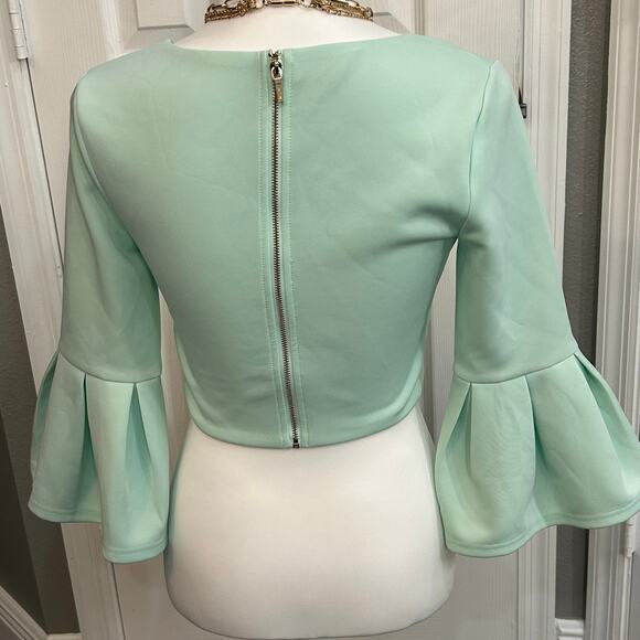 Feminine chic bebe Mint Green Flare Sleeve Crop Top – XS, V-Neck, Exposed Zipper - Picture 2 of 3